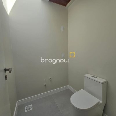Casa de Condomínio com 365m², 3 quartos (sendo 3 suítes), 2 garagens, no bairro Campeche em Florianópolis