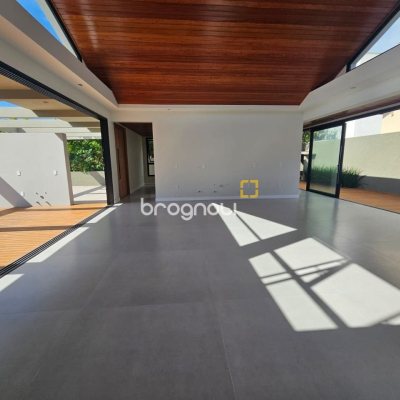 Casa de Condomínio com 365m², 3 quartos (sendo 3 suítes), 2 garagens, no bairro Campeche em Florianópolis