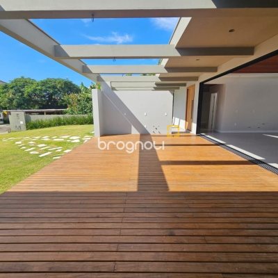Casa de Condomínio com 365m², 3 quartos (sendo 3 suítes), 2 garagens, no bairro Campeche em Florianópolis