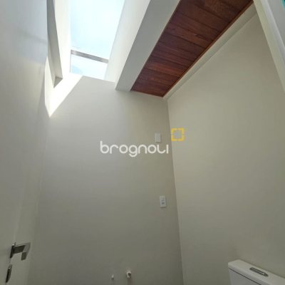 Casa de Condomínio com 365m², 3 quartos (sendo 3 suítes), 2 garagens, no bairro Campeche em Florianópolis