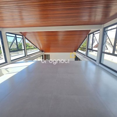 Casa de Condomínio com 365m², 3 quartos (sendo 3 suítes), 2 garagens, no bairro Campeche em Florianópolis