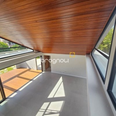 Casa de Condomínio com 365m², 3 quartos (sendo 3 suítes), 2 garagens, no bairro Campeche em Florianópolis