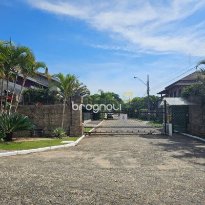 Casa de Condomínio com 365m², 3 quartos (sendo 3 suítes), 2 garagens, no bairro Campeche em Florianópolis