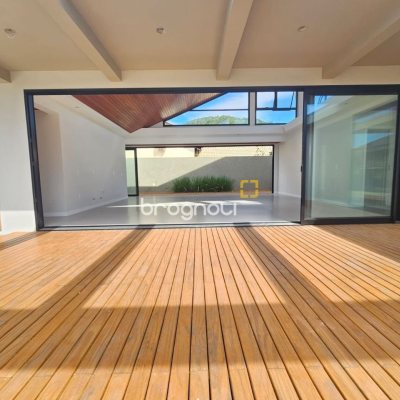 Casa de Condomínio com 365m², 3 quartos (sendo 3 suítes), 2 garagens, no bairro Campeche em Florianópolis