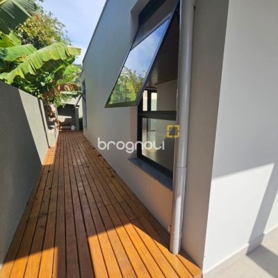 Casa de Condomínio com 365m², 3 quartos (sendo 3 suítes), 2 garagens, no bairro Campeche em Florianópolis