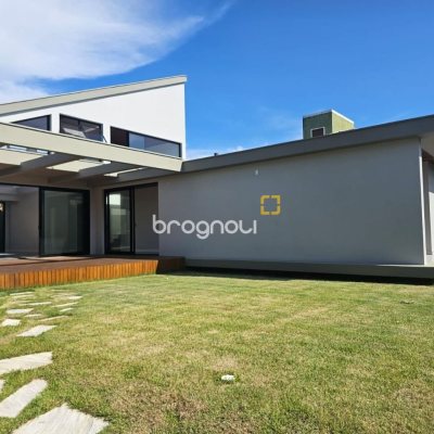Casa de Condomínio com 365m², 3 quartos (sendo 3 suítes), 2 garagens, no bairro Campeche em Florianópolis