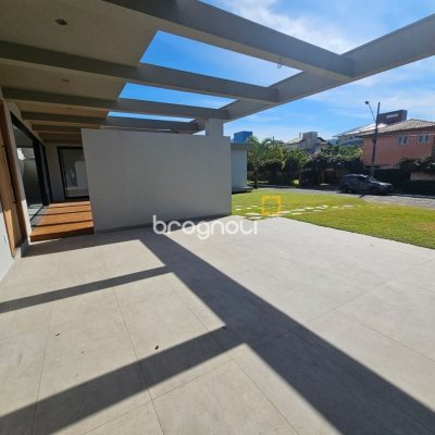 Casa de Condomínio com 365m², 3 quartos (sendo 3 suítes), 2 garagens, no bairro Campeche em Florianópolis