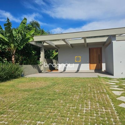 Casa de Condomínio com 365m², 3 quartos (sendo 3 suítes), 2 garagens, no bairro Campeche em Florianópolis