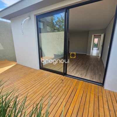 Casa de Condomínio com 365m², 3 quartos (sendo 3 suítes), 2 garagens, no bairro Campeche em Florianópolis