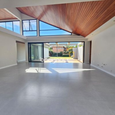 Casa de Condomínio com 365m², 3 quartos (sendo 3 suítes), 2 garagens, no bairro Campeche em Florianópolis