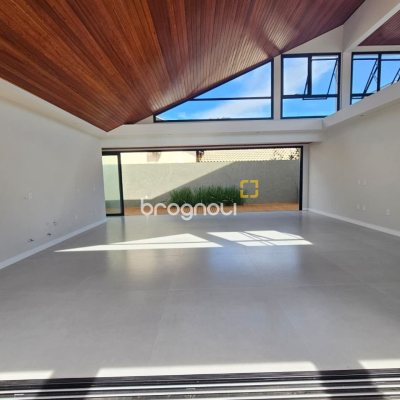 Casa de Condomínio com 365m², 3 quartos (sendo 3 suítes), 2 garagens, no bairro Campeche em Florianópolis