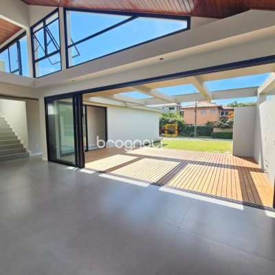 Casa de Condomínio com 365m², 3 quartos (sendo 3 suítes), 2 garagens, no bairro Campeche em Florianópolis