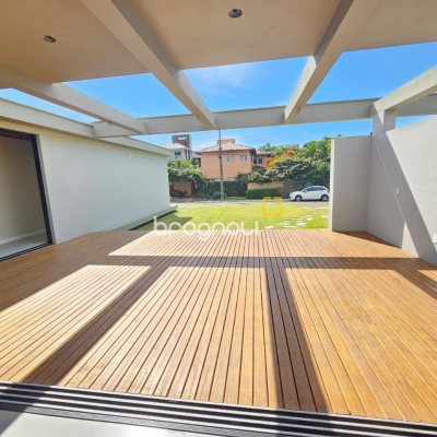 Casa de Condomínio com 365m², 3 quartos (sendo 3 suítes), 2 garagens, no bairro Campeche em Florianópolis