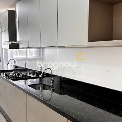 Apartamento com 60m², 2 quartos (sendo 1 suíte), 1 garagem, no bairro São João do Rio Vermelho em Florianópolis