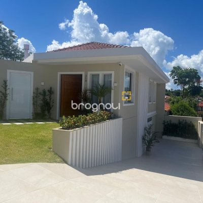 Casa com 300m², 3 quartos (sendo 1 suíte), 5 garagens, no bairro Bom Abrigo em Florianópolis
