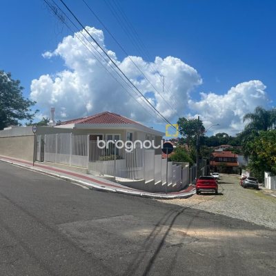 Casa com 300m², 3 quartos (sendo 1 suíte), 5 garagens, no bairro Bom Abrigo em Florianópolis