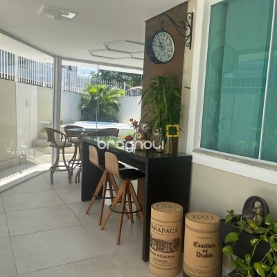 Casa com 300m², 3 quartos (sendo 1 suíte), 5 garagens, no bairro Bom Abrigo em Florianópolis