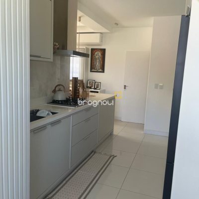 Casa com 300m², 3 quartos (sendo 1 suíte), 5 garagens, no bairro Bom Abrigo em Florianópolis