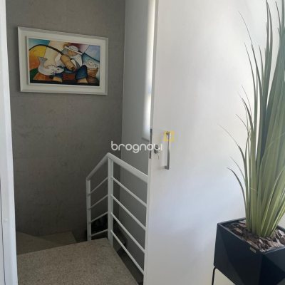 Casa com 300m², 3 quartos (sendo 1 suíte), 5 garagens, no bairro Bom Abrigo em Florianópolis