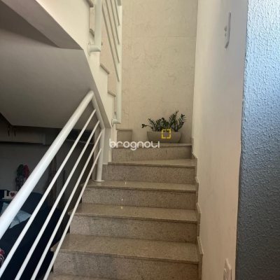 Casa com 300m², 3 quartos (sendo 1 suíte), 5 garagens, no bairro Bom Abrigo em Florianópolis