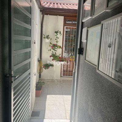 Casa com 300m², 3 quartos (sendo 1 suíte), 5 garagens, no bairro Bom Abrigo em Florianópolis