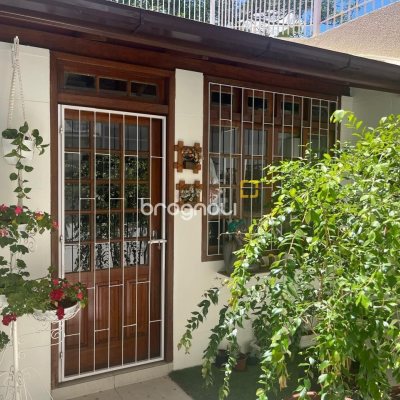Casa com 300m², 3 quartos (sendo 1 suíte), 5 garagens, no bairro Bom Abrigo em Florianópolis