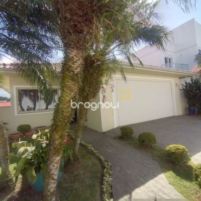 Casa com 270m², 4 quartos (sendo 4 suítes), 2 garagens, no bairro Coqueiros em Florianópolis