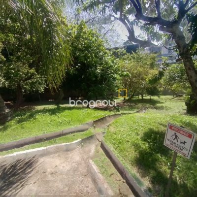 Casa com 270m², 4 quartos (sendo 4 suítes), 2 garagens, no bairro Coqueiros em Florianópolis