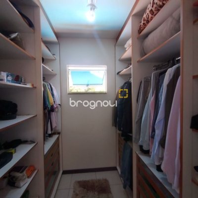 Casa com 270m², 4 quartos (sendo 4 suítes), 2 garagens, no bairro Coqueiros em Florianópolis