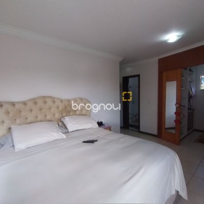 Casa com 270m², 4 quartos (sendo 4 suítes), 2 garagens, no bairro Coqueiros em Florianópolis
