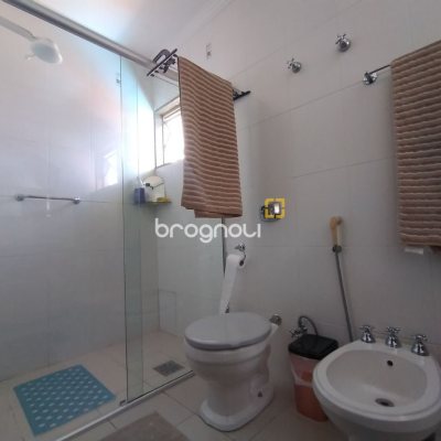 Casa com 270m², 4 quartos (sendo 4 suítes), 2 garagens, no bairro Coqueiros em Florianópolis