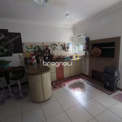 Casa com 270m², 4 quartos (sendo 4 suítes), 2 garagens, no bairro Coqueiros em Florianópolis