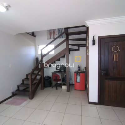 Casa com 270m², 4 quartos (sendo 4 suítes), 2 garagens, no bairro Coqueiros em Florianópolis