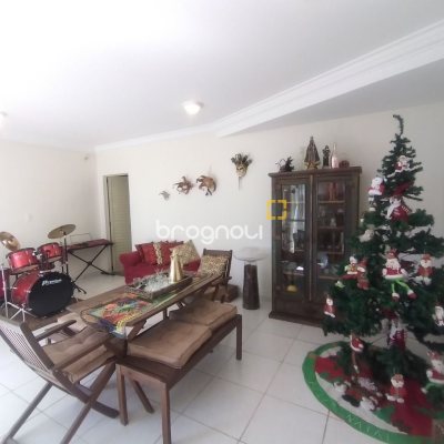 Casa com 270m², 4 quartos (sendo 4 suítes), 2 garagens, no bairro Coqueiros em Florianópolis