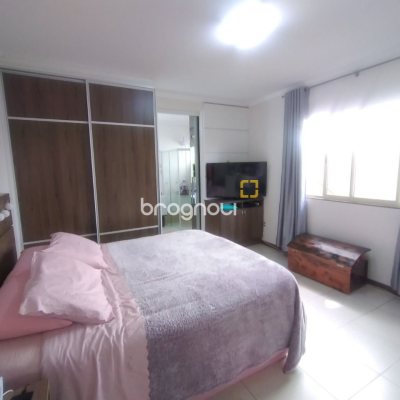 Casa com 270m², 4 quartos (sendo 4 suítes), 2 garagens, no bairro Coqueiros em Florianópolis