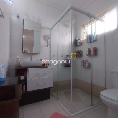 Casa com 270m², 4 quartos (sendo 4 suítes), 2 garagens, no bairro Coqueiros em Florianópolis