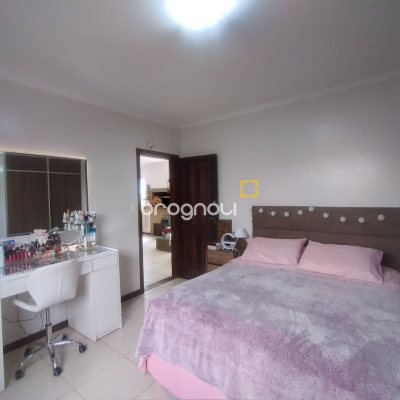Casa com 270m², 4 quartos (sendo 4 suítes), 2 garagens, no bairro Coqueiros em Florianópolis