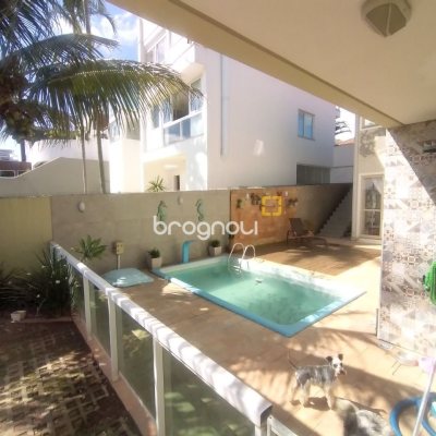 Casa com 270m², 4 quartos (sendo 4 suítes), 2 garagens, no bairro Coqueiros em Florianópolis