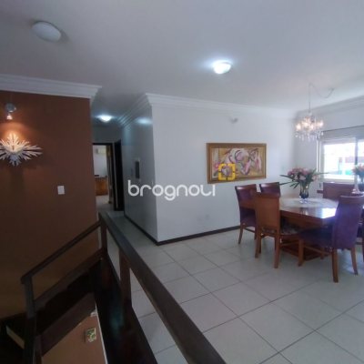 Casa com 270m², 4 quartos (sendo 4 suítes), 2 garagens, no bairro Coqueiros em Florianópolis
