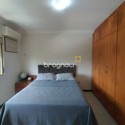 Casa com 270m², 4 quartos (sendo 4 suítes), 2 garagens, no bairro Coqueiros em Florianópolis