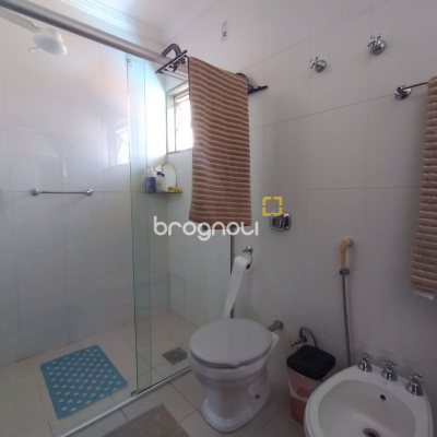 Casa com 270m², 4 quartos (sendo 4 suítes), 2 garagens, no bairro Coqueiros em Florianópolis