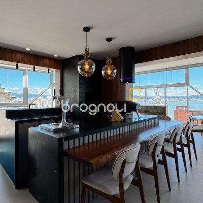 Cobertura com 244m², 4 quartos (sendo 3 suítes), 3 garagens, no bairro Agronômica em Florianópolis