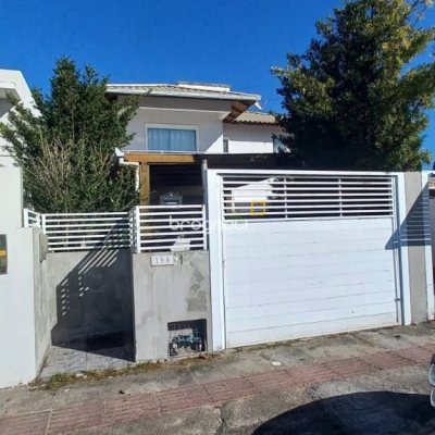 Casa com 107m², 2 quartos (sendo 2 suítes), 2 garagens, no bairro Rio Vermelho em Florianópolis