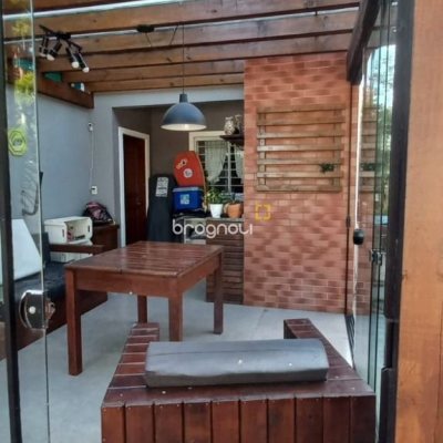 Casa com 107m², 2 quartos (sendo 2 suítes), 2 garagens, no bairro Rio Vermelho em Florianópolis