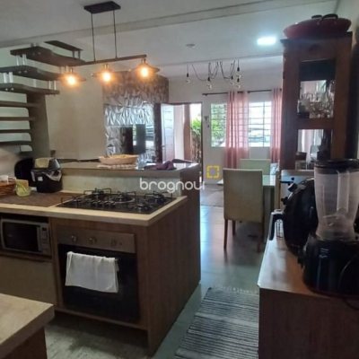 Casa com 107m², 2 quartos (sendo 2 suítes), 2 garagens, no bairro Rio Vermelho em Florianópolis