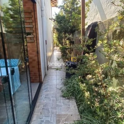 Casa com 107m², 2 quartos (sendo 2 suítes), 2 garagens, no bairro Rio Vermelho em Florianópolis