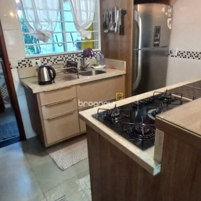 Casa com 107m², 2 quartos (sendo 2 suítes), 2 garagens, no bairro Rio Vermelho em Florianópolis