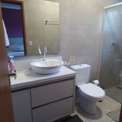 Casa com 107m², 2 quartos (sendo 2 suítes), 2 garagens, no bairro Rio Vermelho em Florianópolis