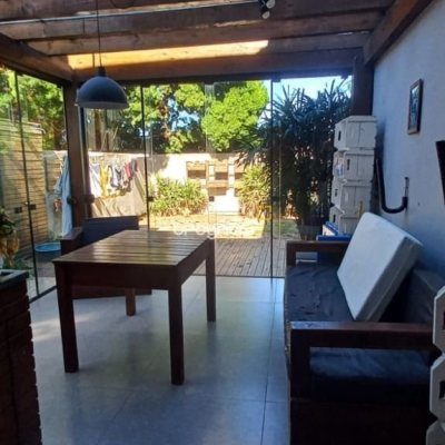 Casa com 107m², 2 quartos (sendo 2 suítes), 2 garagens, no bairro Rio Vermelho em Florianópolis