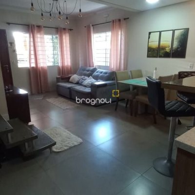 Casa com 107m², 2 quartos (sendo 2 suítes), 2 garagens, no bairro Rio Vermelho em Florianópolis